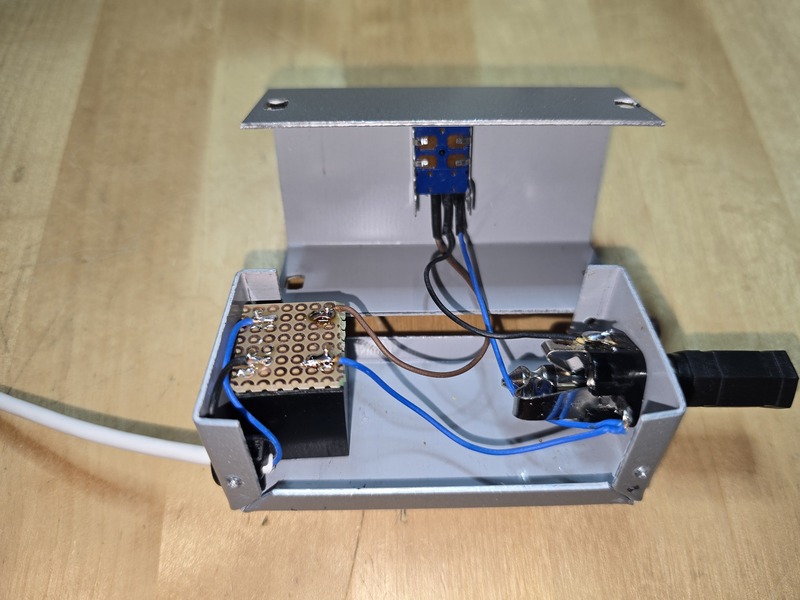 Sicherung mit Lochrasterplatine - Ansicht von der Seite